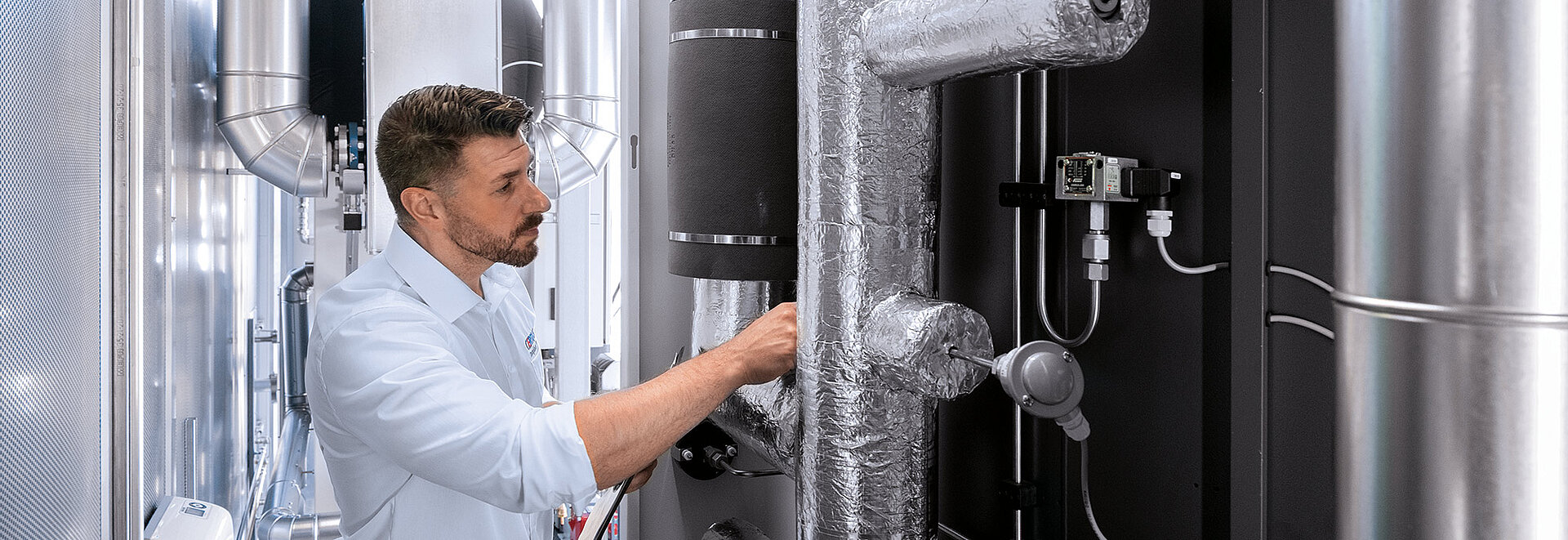 CERTUSS Mitarbeiter beim Prüfen einer Dampfanlage