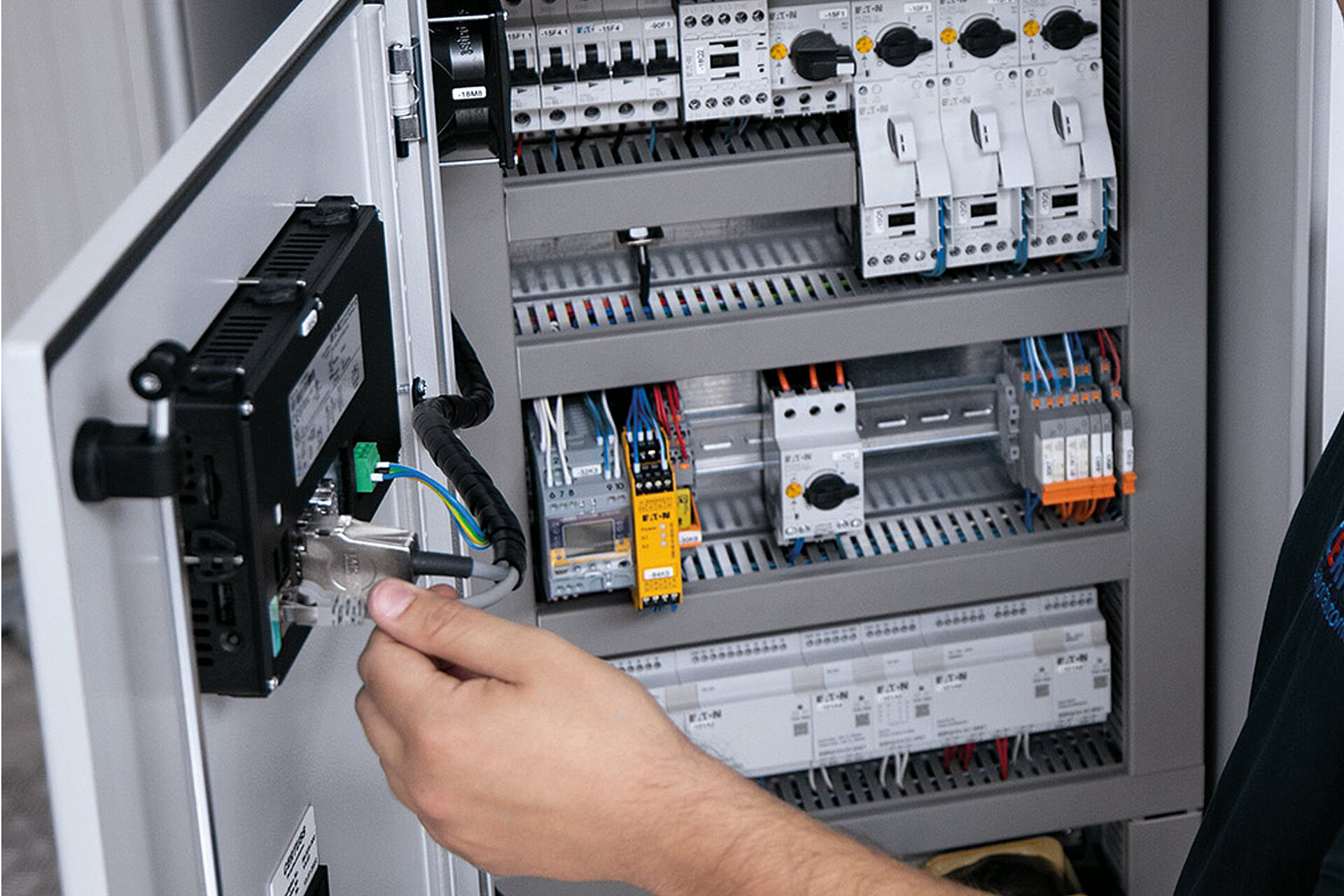 Innenansicht der Steuereinheit eines Dampferzeugers