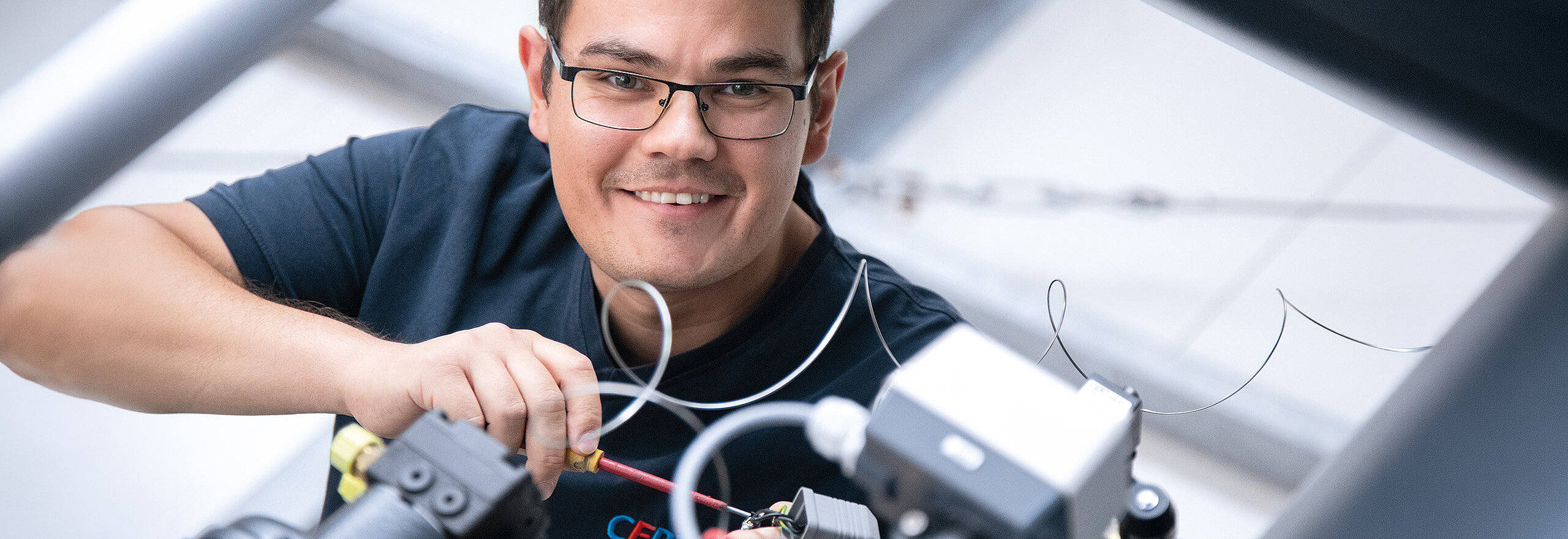 Empleados de CERTUSS trabajando en el cableado del generador de vapor