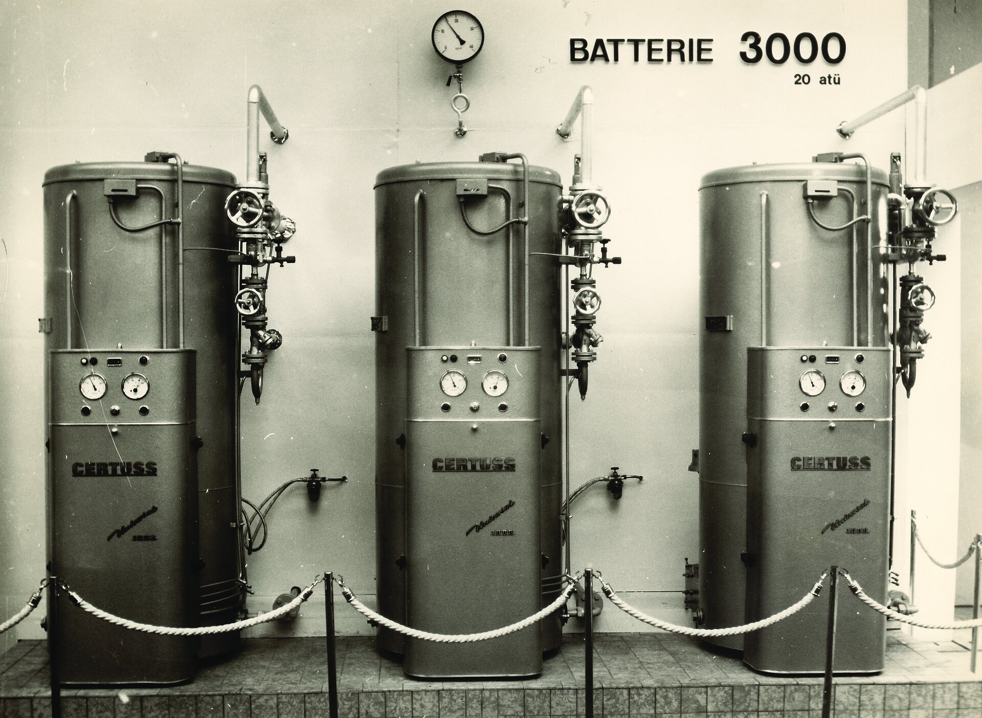 Schwarz/weiß Foto von 3 historischen Dampfkesseln