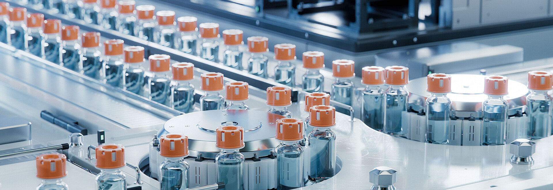 Medizinische Gefäße auf einem Fließband