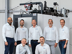 Das CERTUSS-Vertriebsteam vor unserem Dampferzeuger UMX