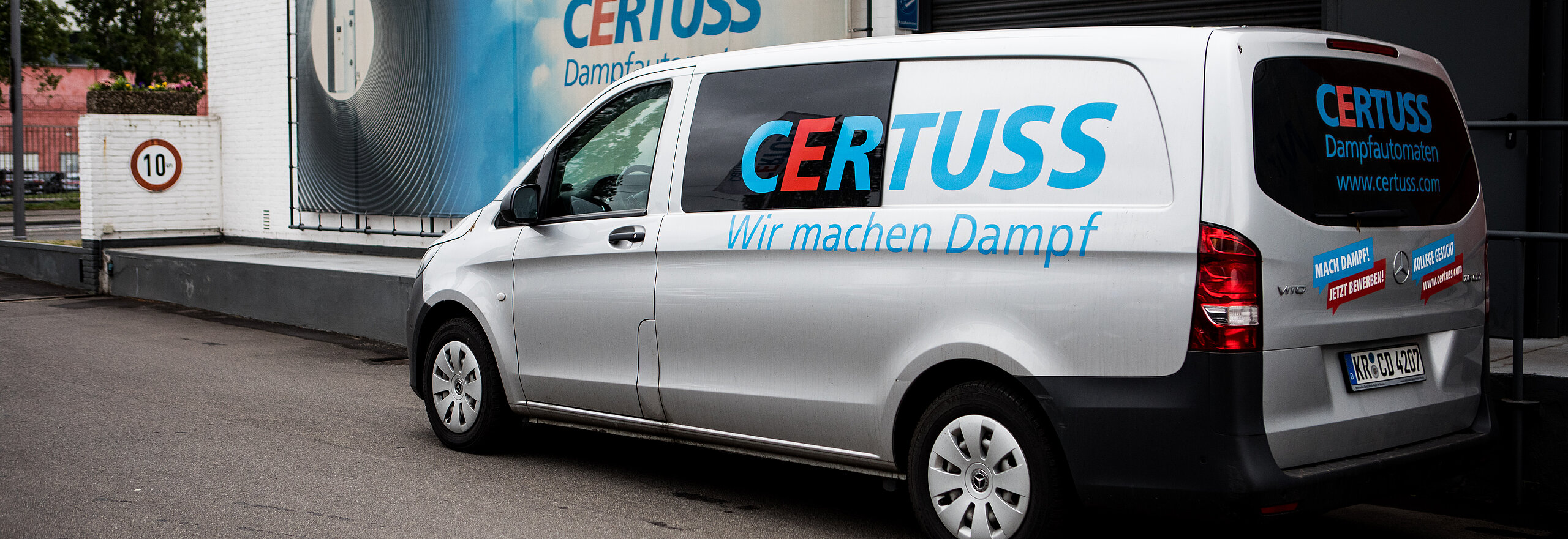 Fahrzeug mit CERTUSS Logo