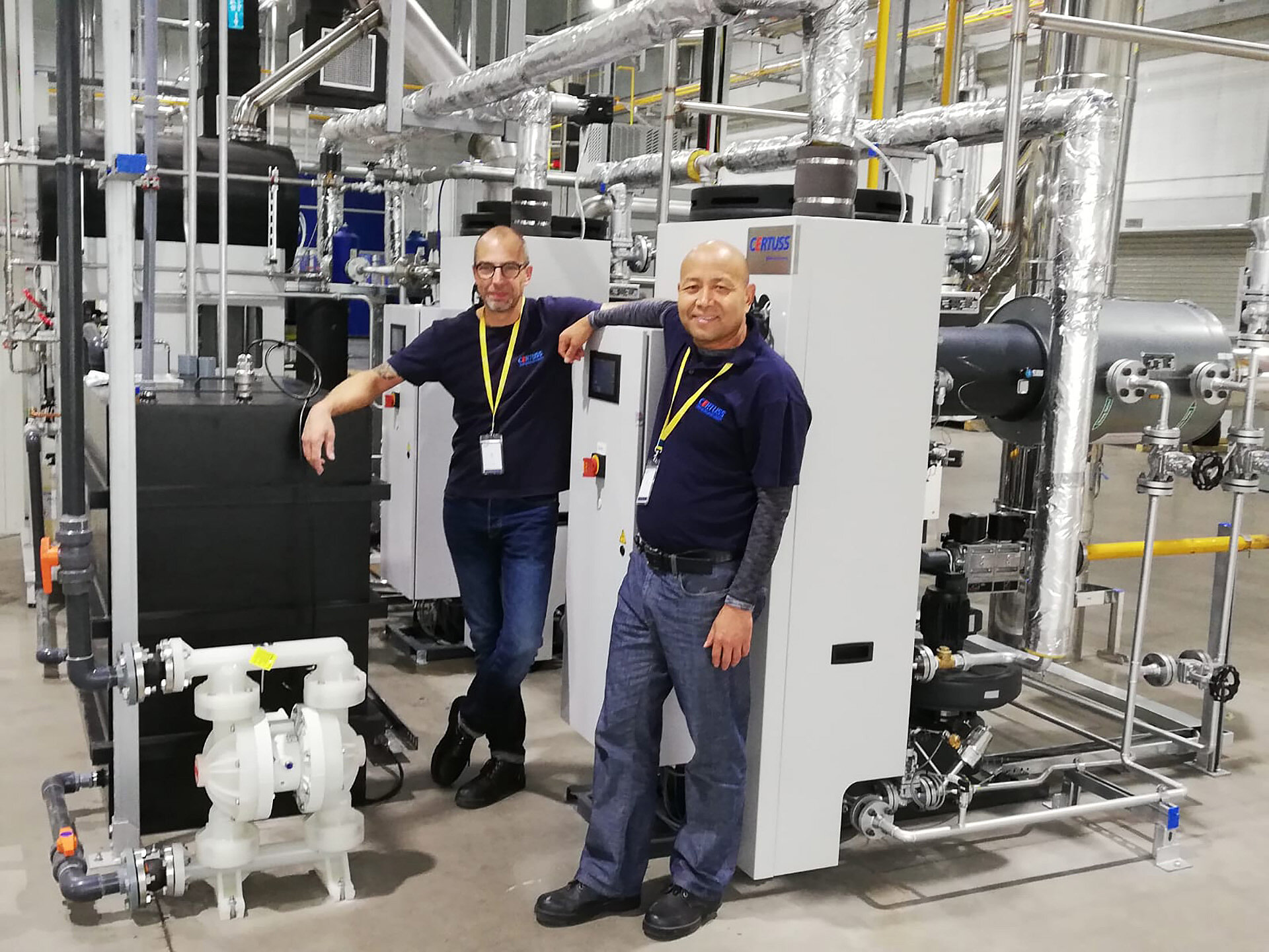 Zwei CERTUSS Mitarbeiter stehen vor zwei Junior TC Dampferzeugern