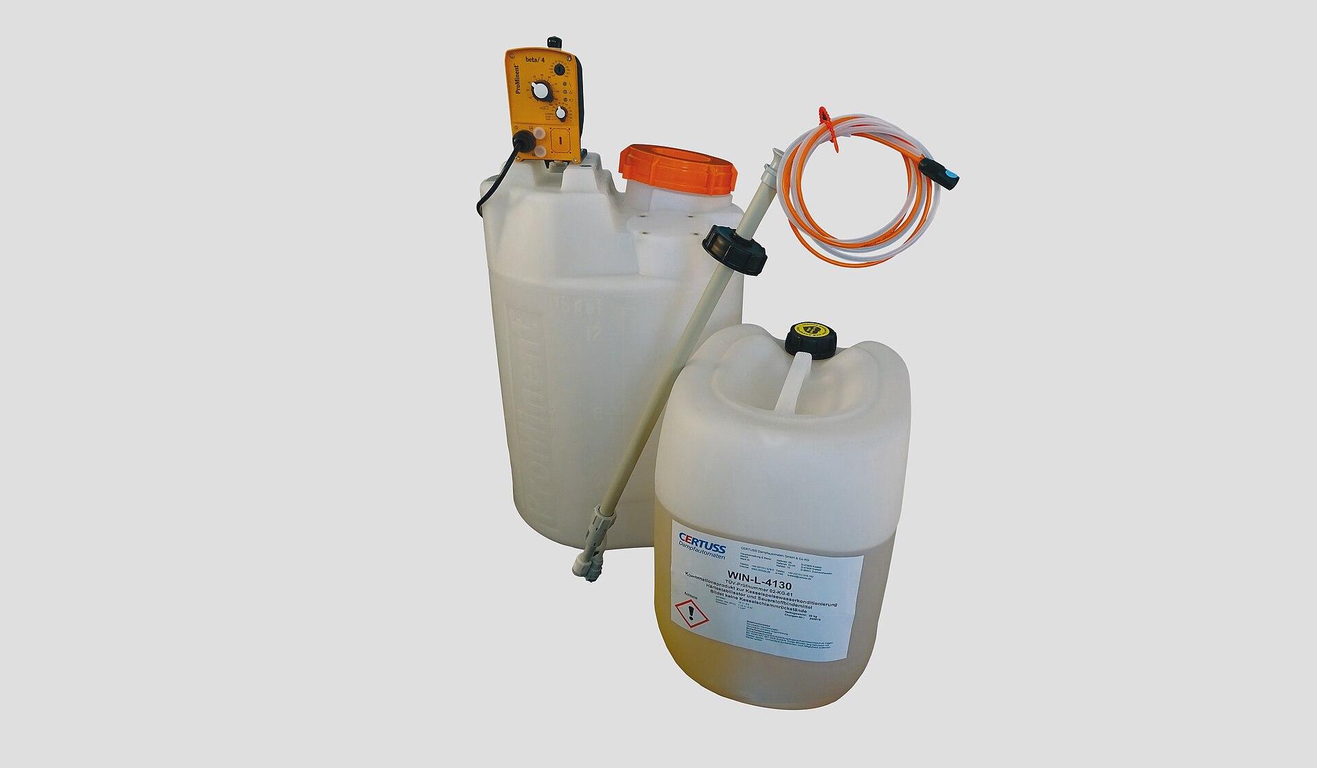 Kanister mit Mitteln zur Wasseraufbereitung