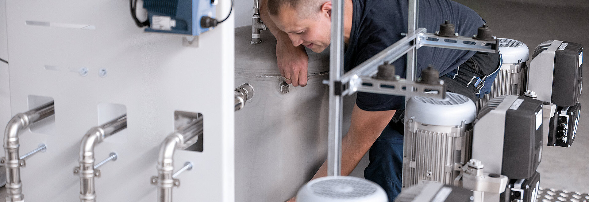 CERTUSS Mitarbeiter bei der Installation eines Dampferzeugers