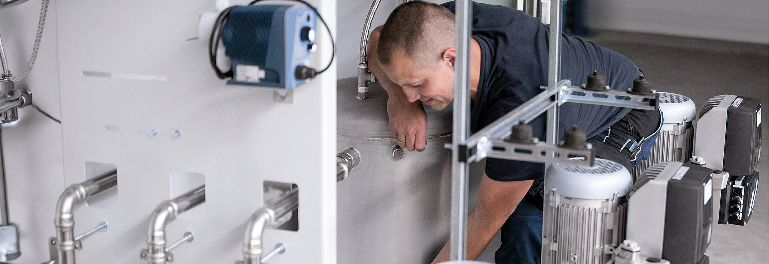 CERTUSS Mitarbeiter bei der Installation eines Dampferzeugers