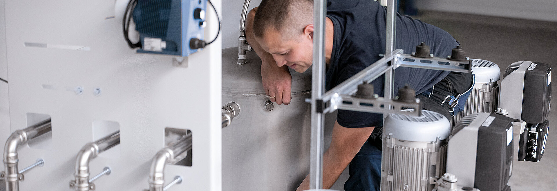 Empleado de CERTUSS instalando un generador de vapor