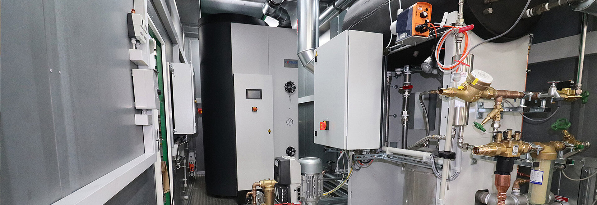 Innenansicht einer CERTUSS Container Installation mit Universal TC