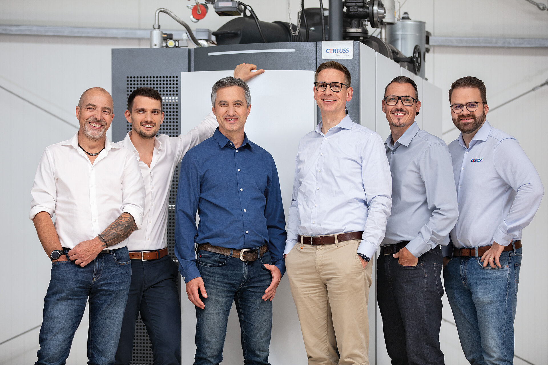 Das CERTUSS-Team vor dem neuen Dampfgenerator UMX