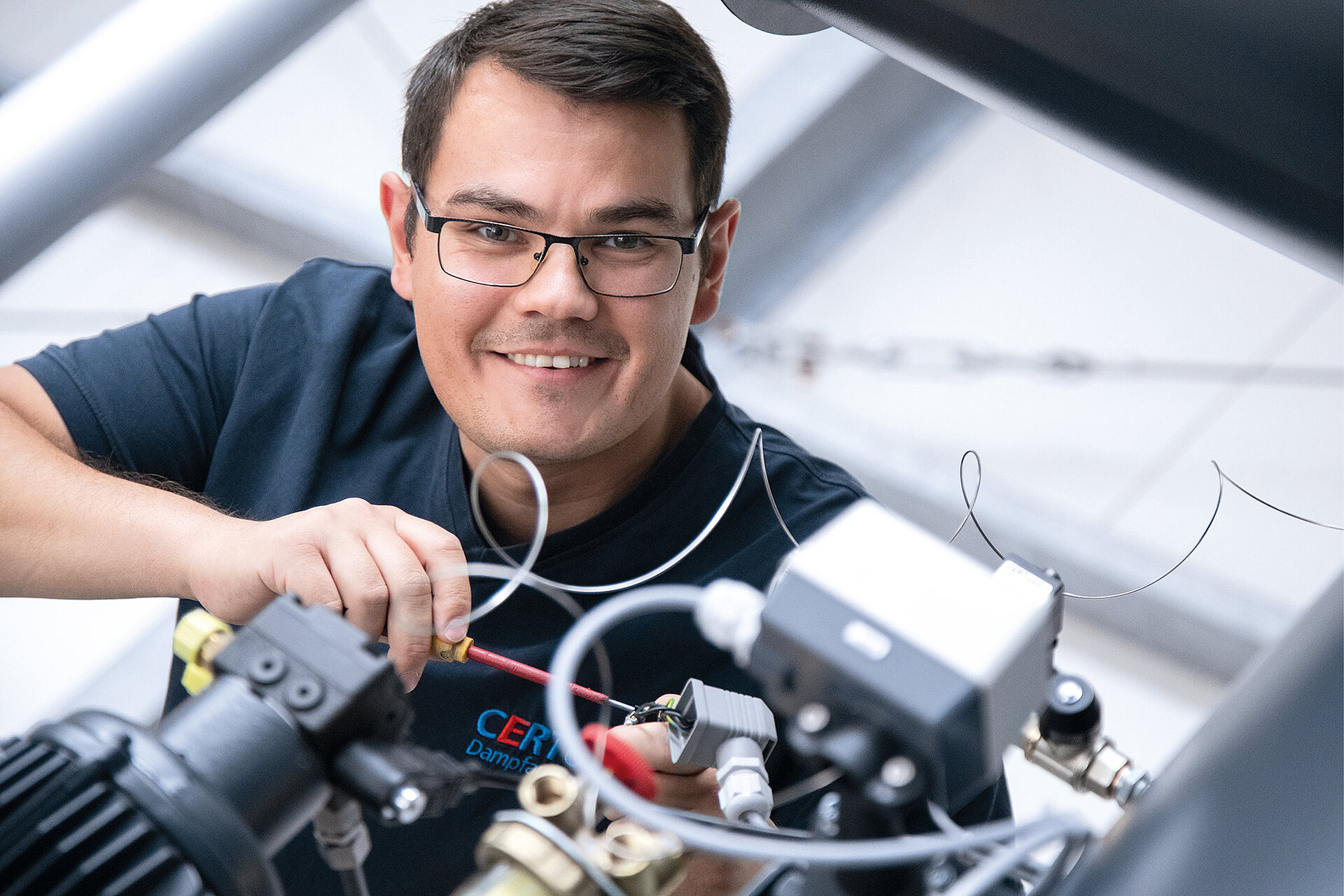 Nahaufnahme eines CERTUSS Technikers bei der Arbeit