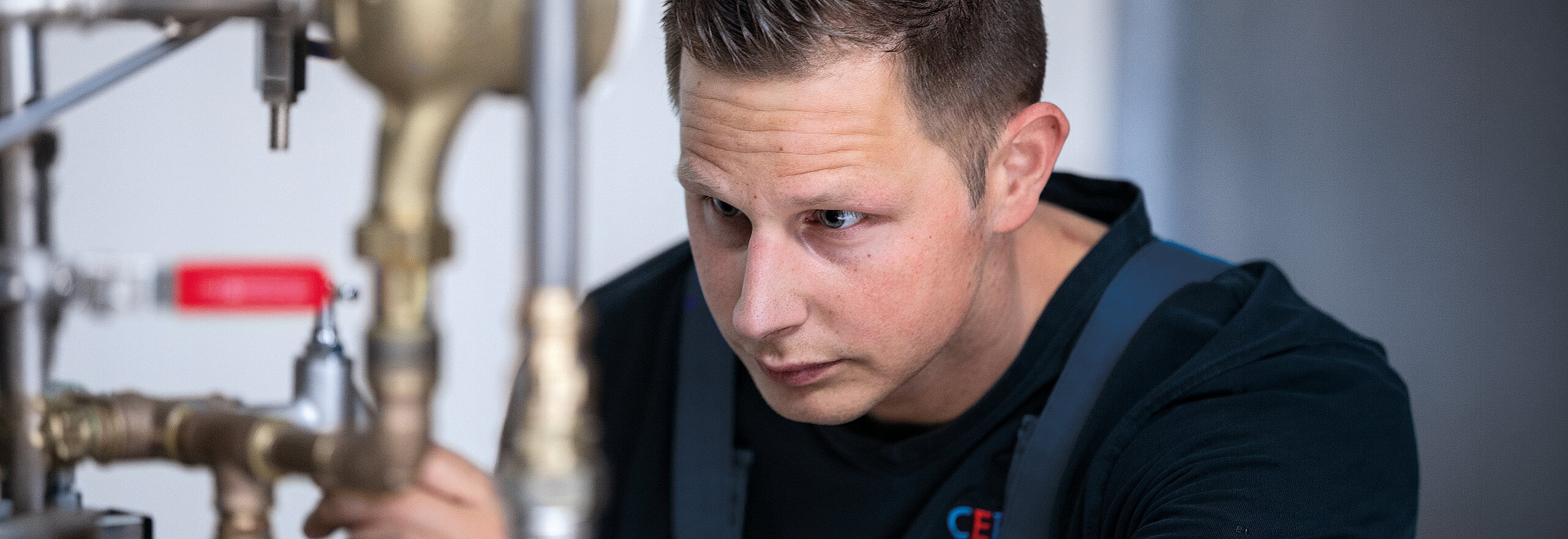 Nahaufnahme eines CERTUSS Mitarbeiters der am Dampfautomat arbeitet