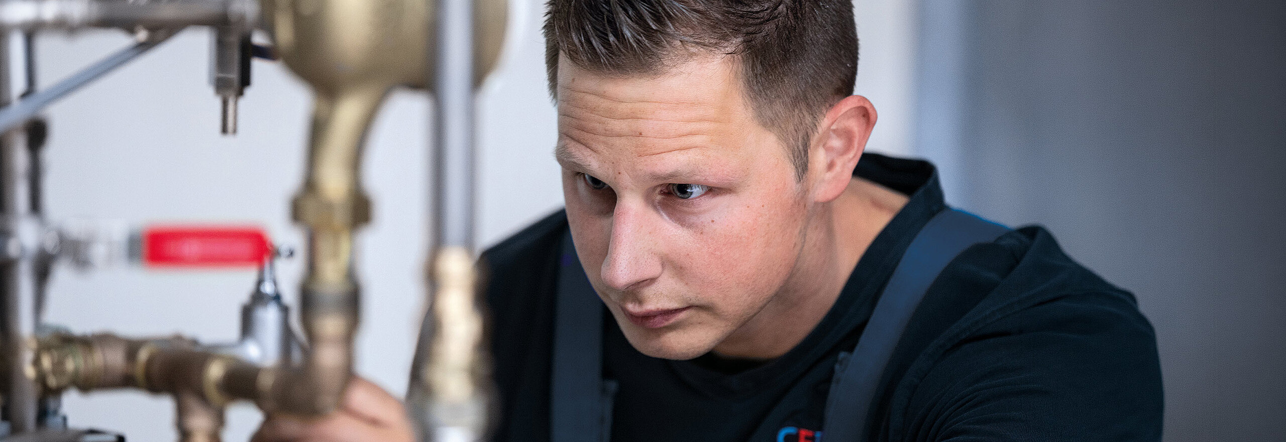 Gros plan sur un employé de CERTUSS travaillant sur le générateur de vapeur