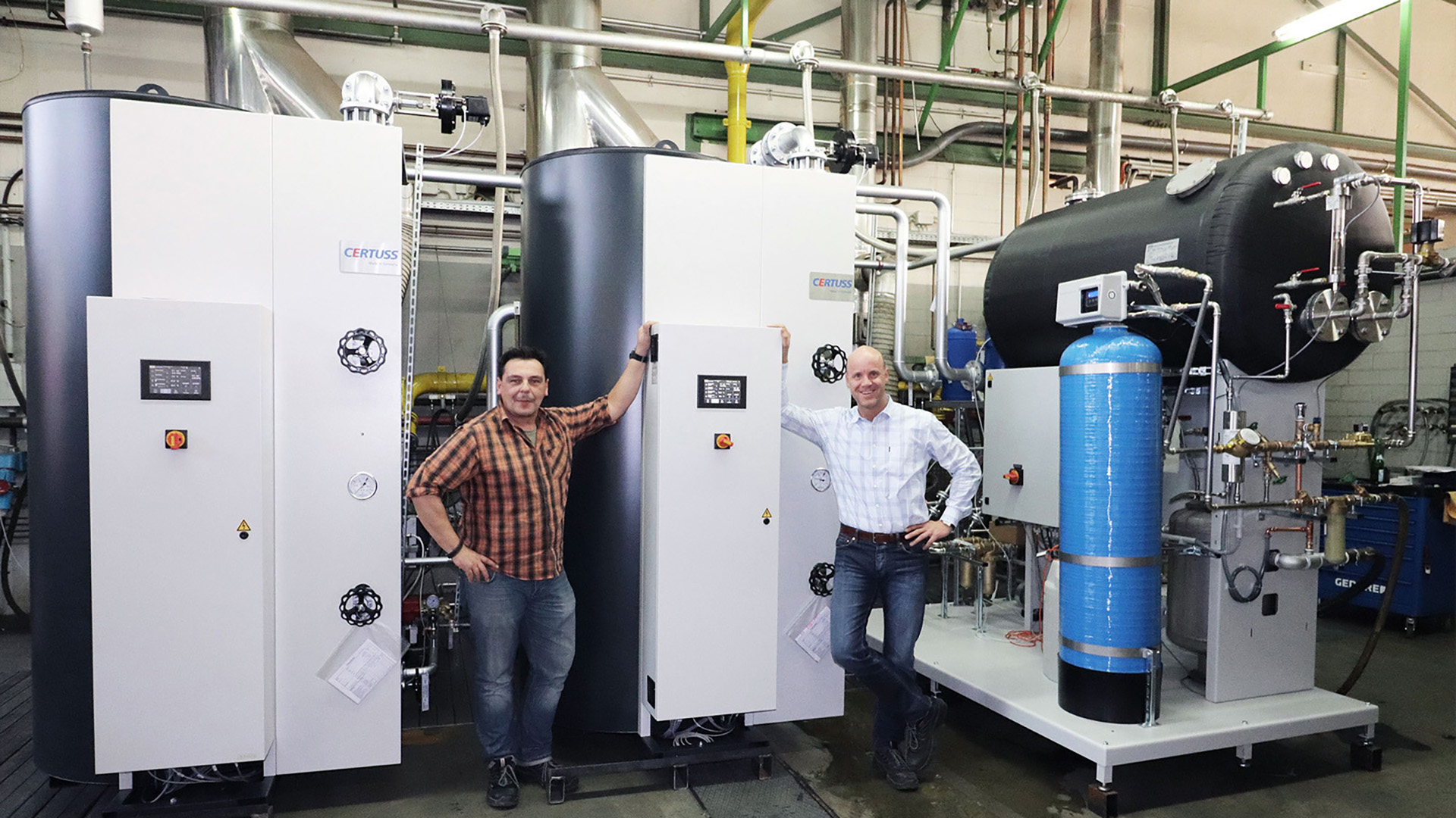CERTUSS Mitarbeiter vor der 2x Universal TC Komplettanlage 