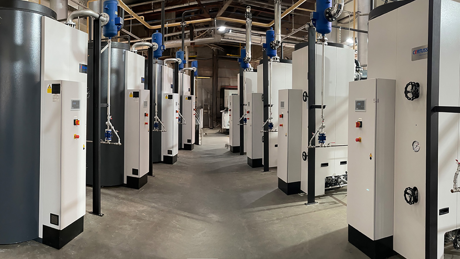 8 UNIVERSAL TC als Mehrfachanlage in einer Halle aufgestellt