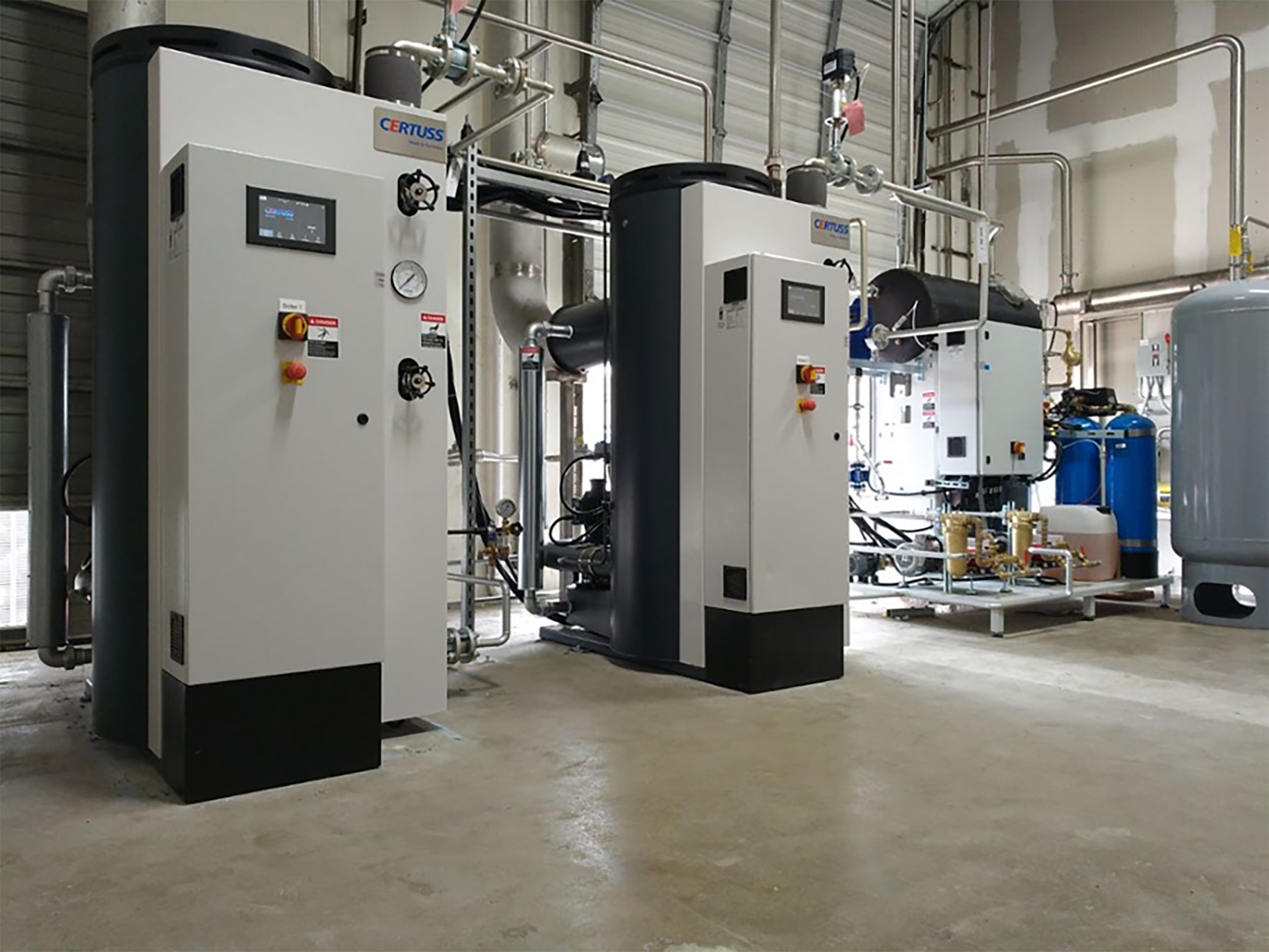 Zwei Dampferzeuger mit Versorgungseinheit