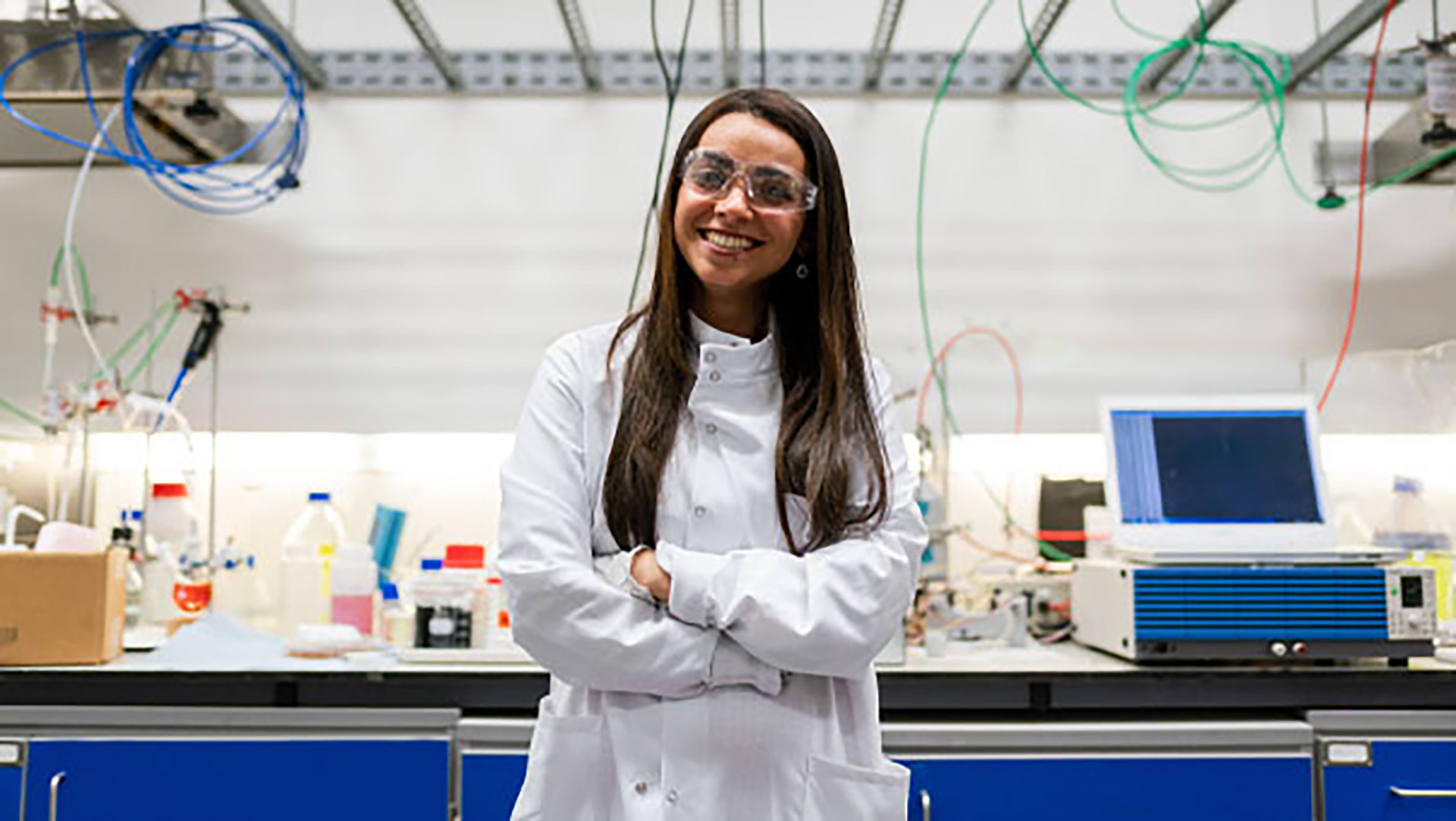 Foto einer Laborantin im Chemielabor