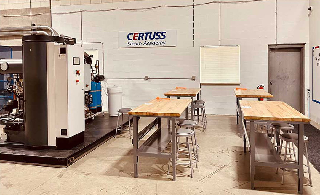 Dampferzeuger auf einer Plattform und Tische für Schulungskurse